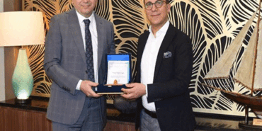 Medipol'e-Yılın-Sağlık-Turizmi-Projesi-ödülü-