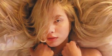 Aleyna Tilki yatak pozu