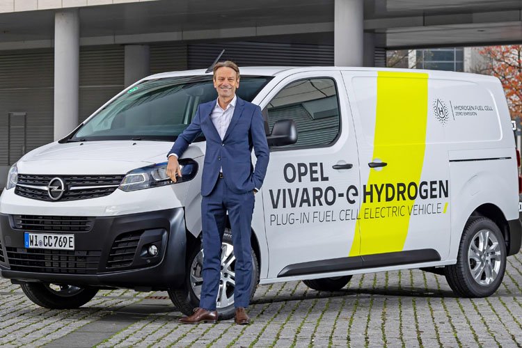 Opel-CEO Uwe Hochgeschurtz am Opel Vivaro-e Hydrogen (2021)