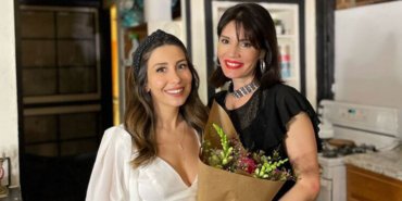 Ayça Varlıer ve Esin Varan, aynı oyunda sahnede