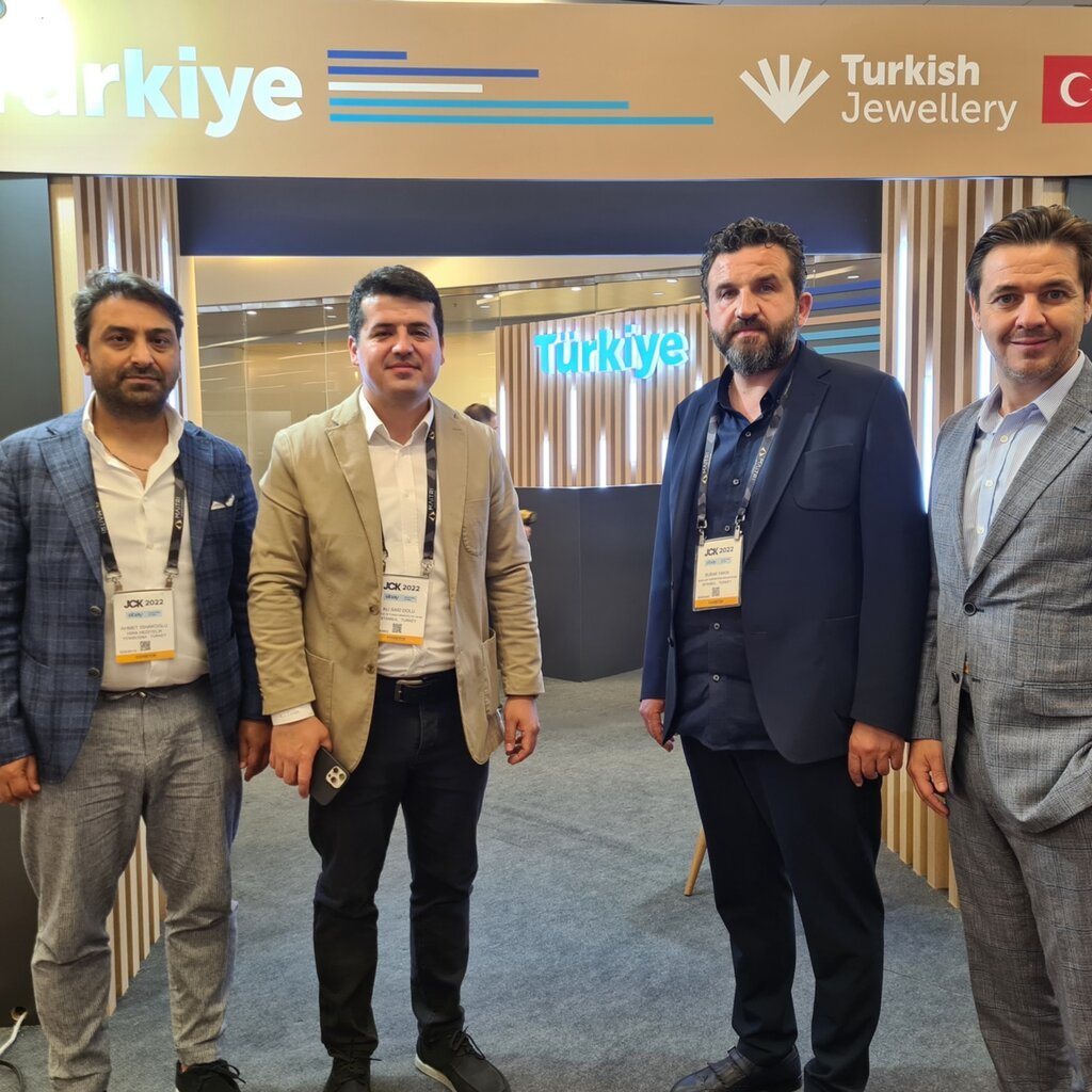 2022 JCK Los Angeles Ticaret Ateşesi Ali Sait Dolu Türkiye Pavilyonunu ziyaret etti..jpeg