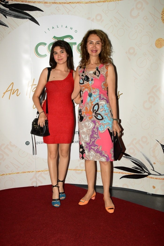 İris Naz, Ayşegül Kayabay