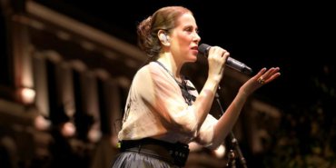 Zuhal Olcay'dan muhteşem performans