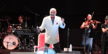 Alpay, 55. sanat yılını sevenleri ile sahnede kutladı
