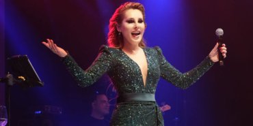 Funda Arar, Kıbrıs konserinde sesiyle ve güzelliğiyle büyüledi