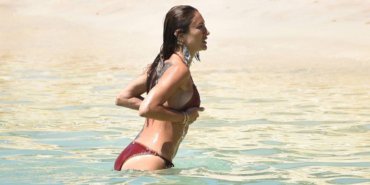 Merve Oflaz, köpeğiyle birlikte denizin tadını çıkarıyor