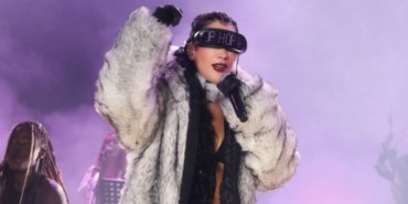 Hande Yener unutulmaz sahne şovu ile izleyicileri büyüledi