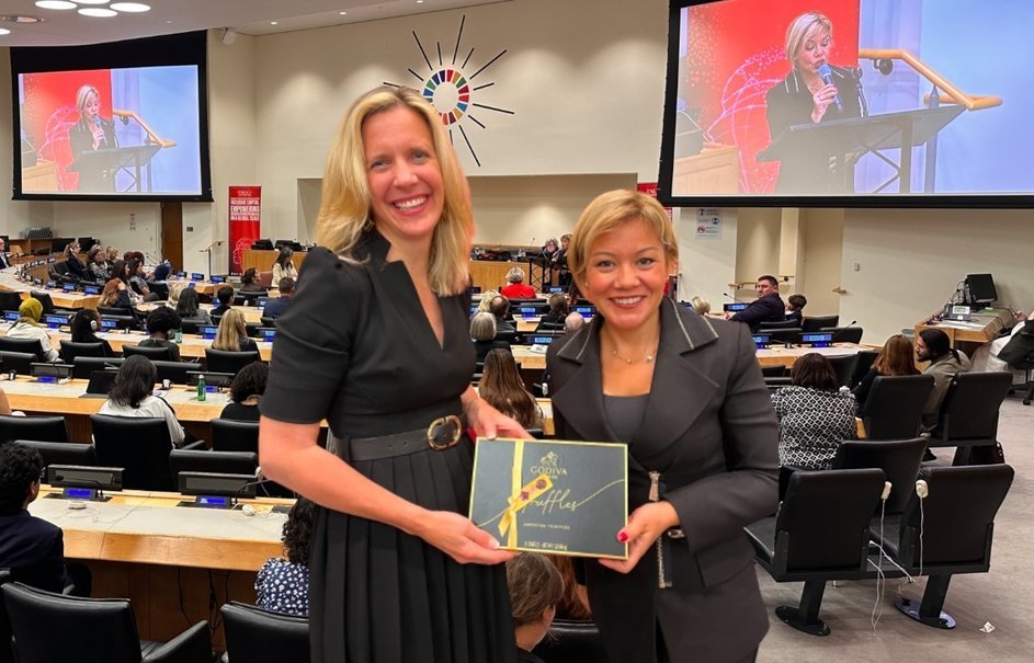 UN Women İcra Direktör Yardımcısı Sarah Hendriks ve Yıldız Holding Kamu İlişkileri Genel Müdürü ve Kadın Platformu Elçisi Begüm Mutuş