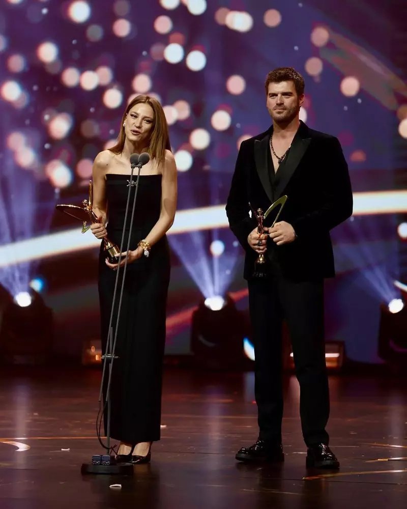 Serenay Sarıkaya, Kıvanç Tatlıtuğ