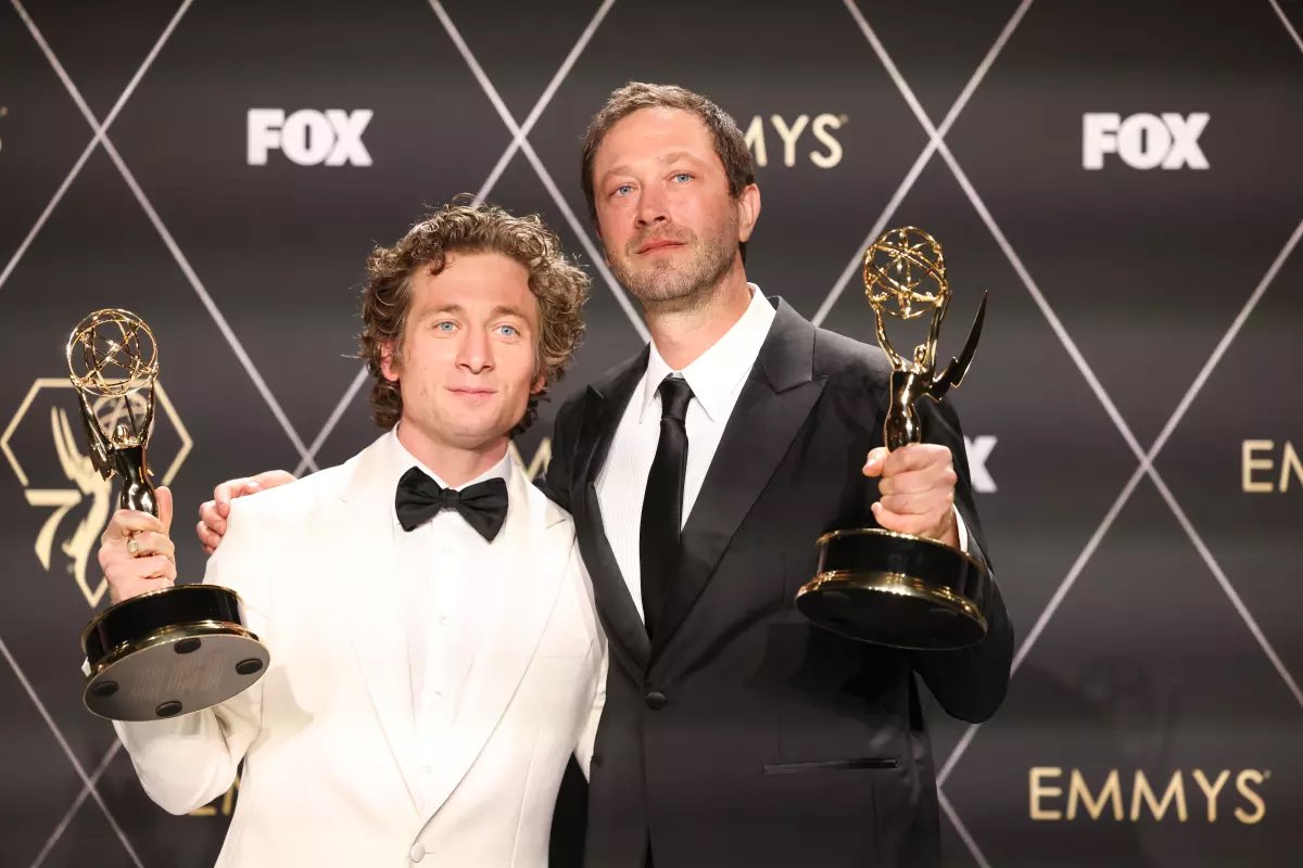 Ebon Moss-Bachrach (sağda) Jeremy Allen White