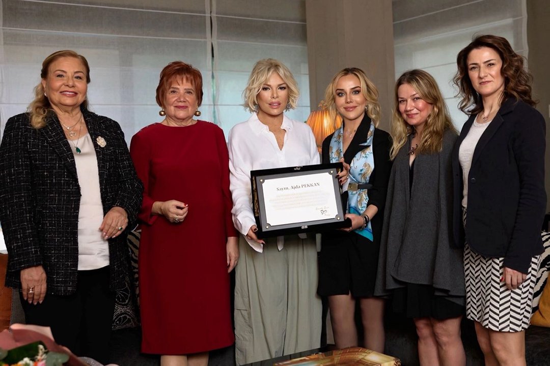 Gülseren Zanbak-Yasemin Zambak-Ajda Pekkan-Sevgi Ataman-Semra Çelik-Mehtap Çolak