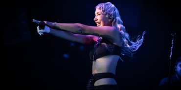 Hande Yener'den muhteşem performans