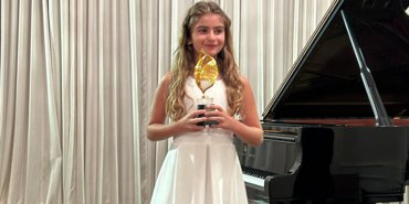 Türk piyanist Yaz Akay'a birincilik ödülü