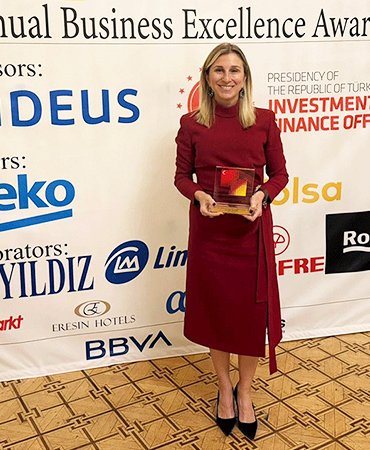 Ebru Özdemir’e İspanya’dan ‘Mesleki Liyakat Ödülü’