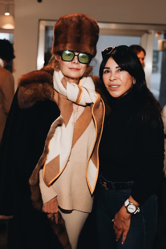 Layd Elena Foster, Suzan Sabancı