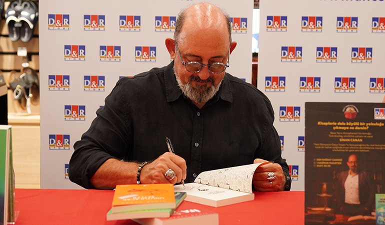Sinan Canan, yapay zeka çağında "insan kalabilmenin" şifrelerini verdi