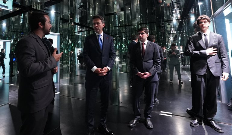 Enerji ve Tabii Kaynaklar Bakanı Alparslan Bayraktar, Genç Diplomasi Derneği Başkanı Selman Bilir, Genç Diplomasi Derneği Başkan Yardımcısı Ahmet Aziz Albayrak,Ömer Tayyip Erdoğan,