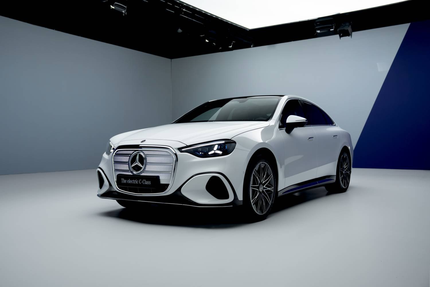 Mercedes-Benz elektrikli yeni C 400 4MATIC AMG modeli